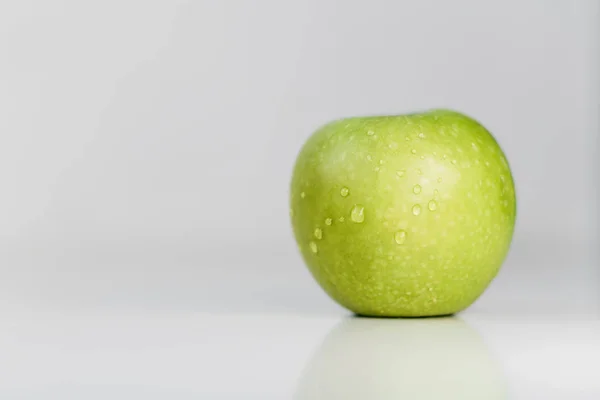 Frische Grüne Äpfel Mit Wassertropfen Auf Einem Weiß Glänzenden Küchentisch — Stockfoto