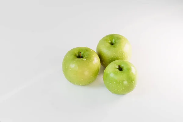 Frische Grüne Äpfel Mit Wassertropfen Auf Einem Weiß Glänzenden Küchentisch — Stockfoto