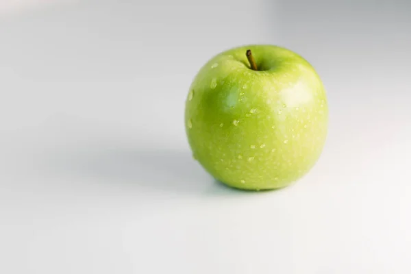 Frische Grüne Äpfel Mit Wassertropfen Auf Einem Weiß Glänzenden Küchentisch — Stockfoto