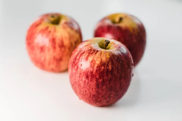 Pommes Rayures Jaunes Rouges Fraîches Avec Des Gouttelettes Eau Sur — Photo