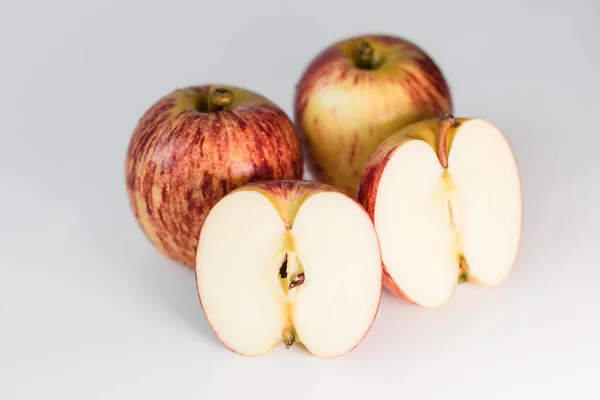 Frische Rot Gelb Gestreifte Äpfel Mit Wassertropfen Auf Einem Weiß — Stockfoto