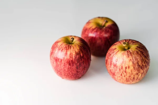 Mele Fresche Strisce Gialle Rosse Con Goccioline Acqua Tavolo Cucina — Foto Stock