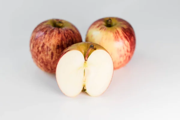 新鲜的红色黄色条纹苹果 水滴在白色光滑的厨房桌子上 口感鲜亮多汁的水果 健康饮食隔离物品 — 图库照片