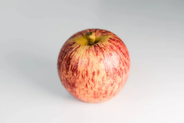 Manzanas Rayas Amarillas Rojas Frescas Con Gotitas Agua Sobre Una — Foto de Stock