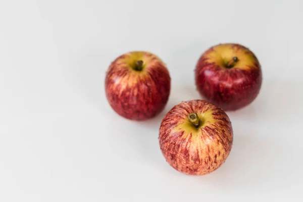 Pommes Rayures Jaunes Rouges Fraîches Avec Des Gouttelettes Eau Sur — Photo