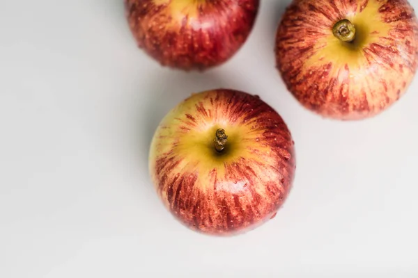 Pommes Rayures Jaunes Rouges Fraîches Avec Des Gouttelettes Eau Sur — Photo