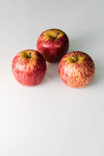 Pommes Rayures Jaunes Rouges Fraîches Avec Des Gouttelettes Eau Sur — Photo