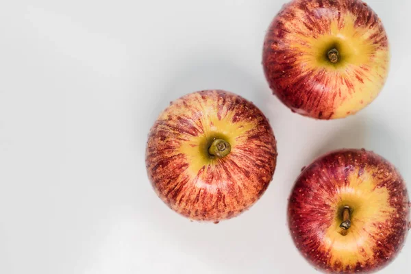 Pommes Rayures Jaunes Rouges Fraîches Avec Des Gouttelettes Eau Sur — Photo