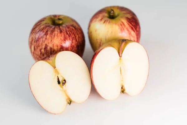 Frische Rot Gelb Gestreifte Äpfel Mit Wassertropfen Auf Einem Weiß — Stockfoto