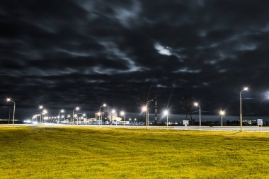 Gece yolu parlak ışıklar ve kepenk hızlarıyla aydınlatılır. Egzoz boruları olan bir fabrika. Ay ve yıldızlar, bulanık bulutlar ve yemyeşil çimenler. Başlıklar: 
