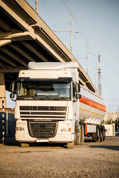 Camión Con Remolque Tanque Con Líquido Inflamable Bajo Gran Puente — Foto de Stock