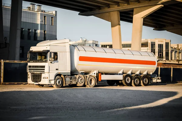 Camión Con Remolque Tanque Con Líquido Inflamable Bajo Gran Puente — Foto de Stock