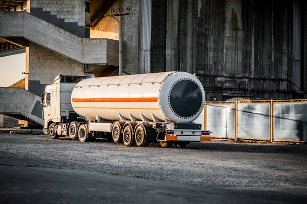 Camión Con Remolque Tanque Con Líquido Inflamable Bajo Gran Puente — Foto de Stock