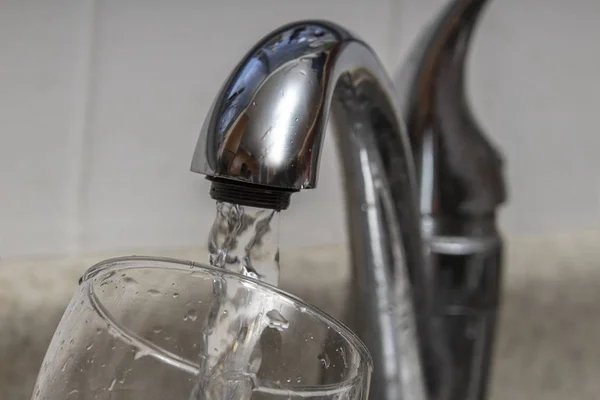 Glas bij waterkraan en vullen van water met loodverontreiniging — Stockfoto