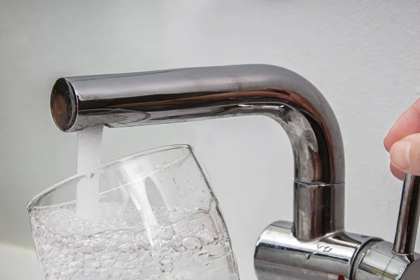 Glas bij waterkraan en vullen van water met loodverontreiniging — Stockfoto