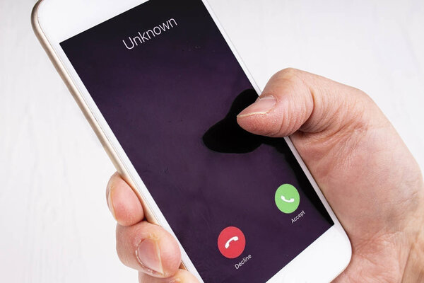 Неизвестный звонок на мобильный телефон, держащий устройство
