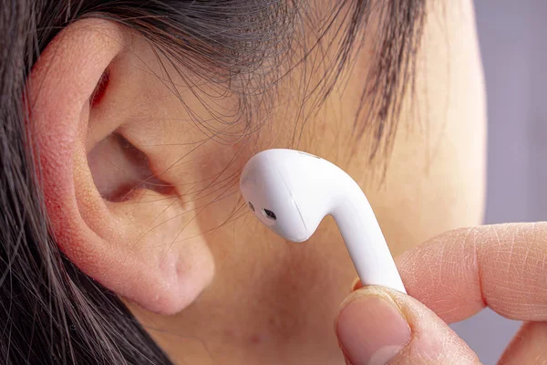 Feminino prestes a usar fones de ouvido — Fotografia de Stock