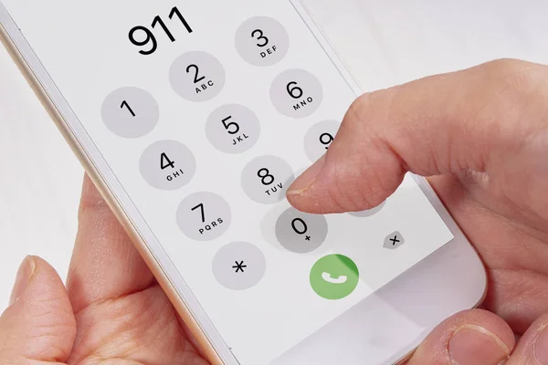 Notruf 911 Hände halten ein Telefon — Stockfoto