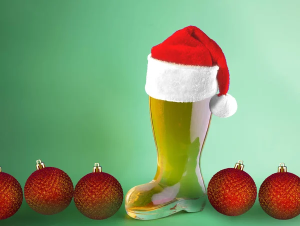 Μπύρα Καπέλο Santa Και Στολίδια Γύρω Ένα Πράσινο Φόντο — Φωτογραφία Αρχείου