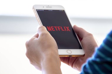 Calgary, Alberta. Canada Nov 28 2019: Ellerinde Netflix uygulaması olan bir kadın iPhone 'a sahip. Netflix çevrimiçi video yayınlama servisiyle ilgili yeni bir güncelleme yayınladı.