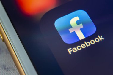 Calgary, Alberta. Canada 4 Aralık 2019: Facebook uygulamasını kapatın. Facebook çalışanlarına akrabalarının zor sorularını cevaplamalarına yardımcı olacak bir sohbet sunuyor. Çizimsel