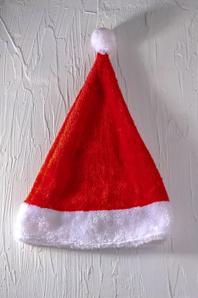 Καπέλο Άγιος Βασίλης σε λευκό φόντο υφή με σκιά — Φωτογραφία Αρχείου