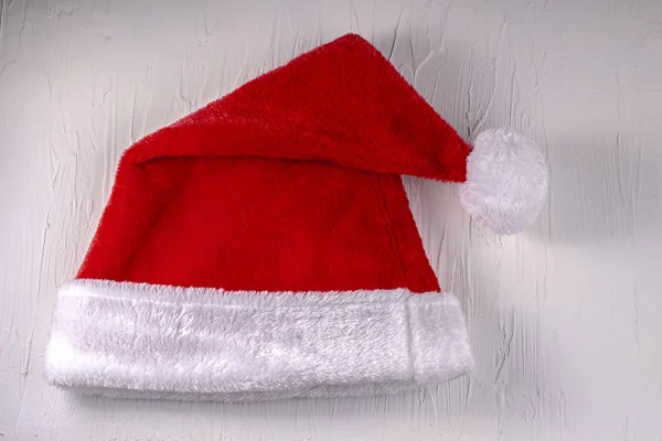 Διπλωμένο καπέλο Σάντα Χριστούγεννα σε λευκό φόντο υφή — Φωτογραφία Αρχείου