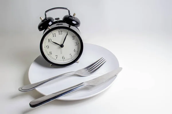 Abnehmen. eine Gabel, Messer mit Uhr auf weißem Teller auf weißem Hintergrund — Stockfoto