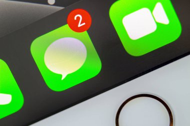 Calgary, Alberta. Kanada 12 Aralık 2019. imessage uygulamasını kapat. Apple, Sms gömülü linkler için imail desteği nedeniyle dava açtı. Çizimsel