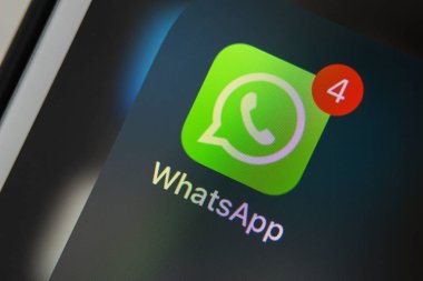 Calgary, Alberta. Kanada 12 Aralık 2019. Whatsapp uygulamasını kapat. Whatsapp 'ın karanlık modu gizemli bir böcek aracılığıyla gizlice kullanılabilir. Çizimsel