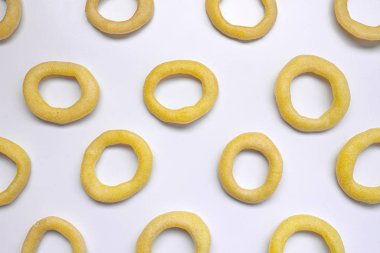 Kore yemeği Yangparing. Soğan halkaları. Patates kızartması popüler soğan halkası atıştırması