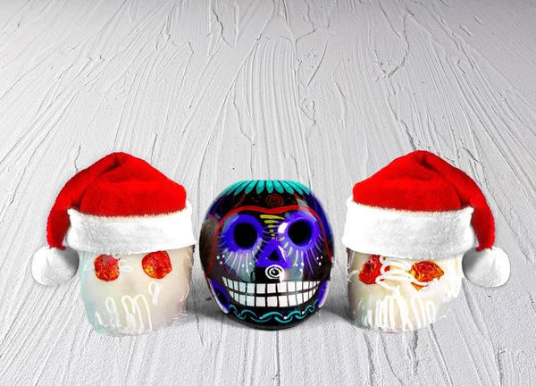 Hagyományos mexikói cukorkoponyák Mikulás sapkával. Mexikói karácsony. (calaveritas de azucar para navidad en M � xico) kevert kultúrák. — Stock Fotó