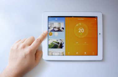 Calgary, Alberta. Kanada 16 Aralık 2019. Google Nest uygulamasını bir ipad üzerinde kullanan biri. Google Nest, iPad 'de akıllı uygulamasının yeni bir güncellemesini yayınladı. Çizimsel