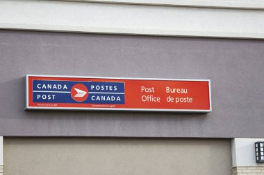 Calgary, Alberta. Kanada Jan 4 2020. Kanada Post tabelasına yakın çekim. Canada Post, Kanada 'da birincil posta operatörü olarak çalışan bir Crown şirketidir. Çizimsel