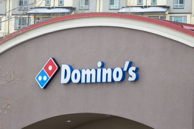 Calgary, Alberta. Kanada Jan 4 2020. Dominos Pizza tabelasının yakın çekimi. Domino 's Pizza bitkisel gıdalar çılgınlığa katılacak. Çizimsel
