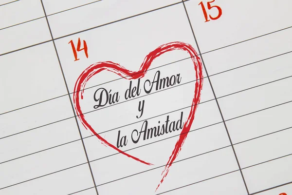 Eine Nahaufnahme eines Kalenders am 14. Februar mit dem Text auf Spanisch: "d � � a del amor y la amistad" bedeutet auf Englisch Tag der Liebe und Freundschaft — Stockfoto