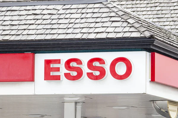 Calgary, Alberta. Canada. 7 gennaio 2020. Esso è un nome commerciale per ExxonMobil e le sue società collegate. La società iniziò come Standard Oil of New Jersey in seguito allo scioglimento della Standard Oil. Illustrazione — Foto Stock