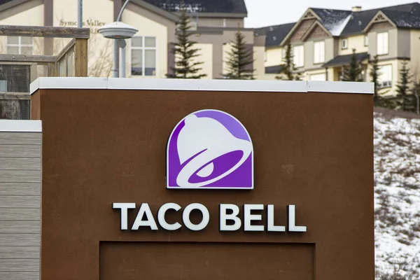 Calgary, Alberta. Kanada Jan 4 2020. Taco Bell 'in bir işareti. Meksika restoranlarında taco, burrito, quesadilla ve nachos gibi değişik şeyler satılıyor. Taco Bell Yeni Bir Ateş Soludu