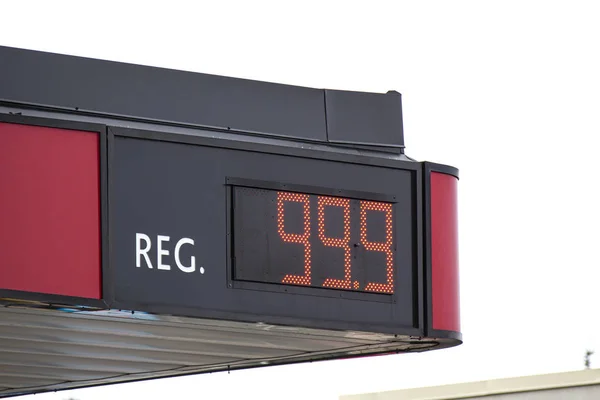 La parte superior de una gasolinera que muestra el precio del costo regular del gas . — Foto de Stock