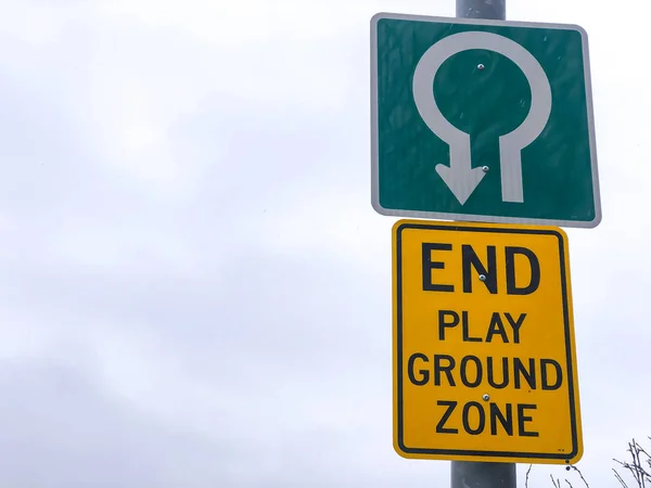End Play Ground Zone sign with an arrow — Stock Image End Play Ground Zone sign with an arrow Stock Image