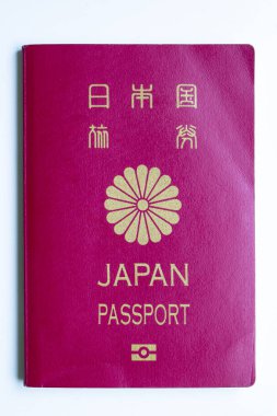 Beyaz arka planda Japon pasaportu.