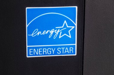 Calgary Alberta, Kanada. Ocak 10 2020. Elektronik üzerindeki bir Enerji Yıldızı Damgası, sertifikalı enerji tasarruflu ürünler, evler, ticari binalar ve sanayi tesislerine verilir.