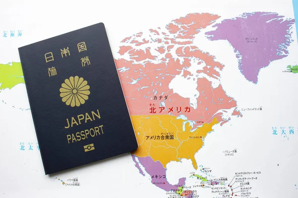 Передня обкладинка японського паспорта на карті Північної Америки. — стокове фото