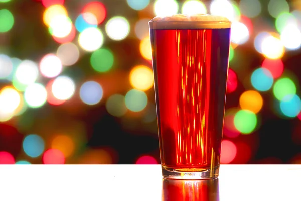 Un primer plano de una cerveza Red Ale con luces desenfocadas en el fondo — Foto de Stock