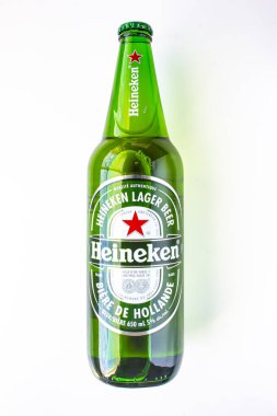 Beyaz arka planda Heineken Bira Şişesi 650 ml