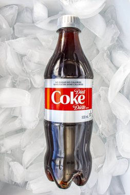 Buz yatağında plastik bir diyet kola şişesi.