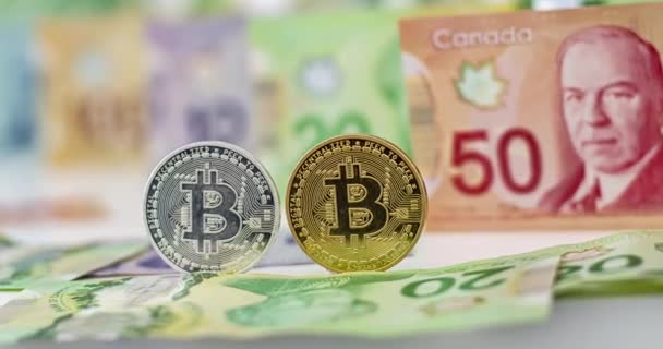 Inzoomen Bitcoins Met Canadische Biljetten Achtergrond — Stockvideo