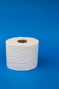 Yumuşak gölgeli mavi arka planda tuvalet kağıdı