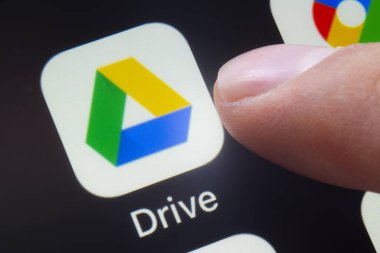 Calgary, Alberta, Kanada. 12 Mart 2020. Bir dosya depolama ve eşzamanlama servisi olan Google Drive uygulamasını kullanmak üzere olan bir kişi