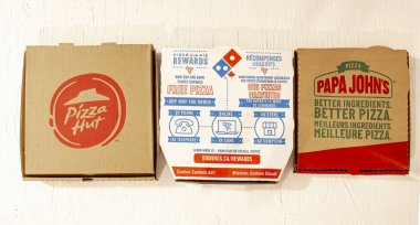 Calgary, Alberta, Kanada. 24 Mart 2020. Pizza kutularının en üst görüntüsü. Pizza Hut, Domino 's, Papa John' s..